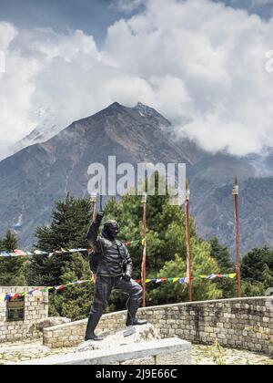 Statue von Tenzing Norgay Sherpa im Sagarmatha National Park Visitor Center, Namche Bazaar. Stockfoto