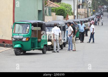 Colombo, Sri Lanka. 22.. Mai 2022. Aufgrund der Kraftstoffknappheit in Colombo warten die Fahrer an einer Tankstelle auf den Kauf von Benzin. Quelle: Pacific Press Media Production Corp./Alamy Live News Stockfoto