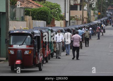 Colombo, Sri Lanka. 22.. Mai 2022. Aufgrund der Kraftstoffknappheit in Colombo warten die Fahrer an einer Tankstelle auf den Kauf von Benzin. Quelle: Pacific Press Media Production Corp./Alamy Live News Stockfoto