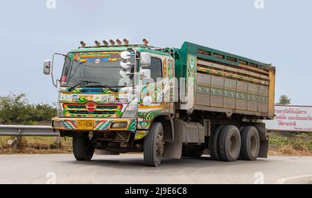 SAMUT PRAKAN, THAILAND, MÄRZ 23 2022, Ein bemalter LKW fährt auf der Landstraße Stockfoto