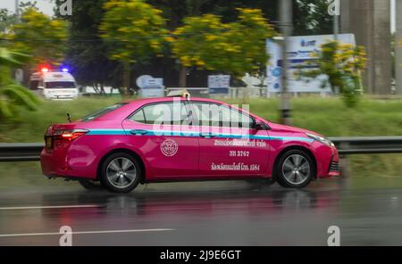 SAMUT PRAKAN, THAILAND, MAI 08 2022, Eine Taxifahrt im Regen auf einem Stadtautobahn Stockfoto