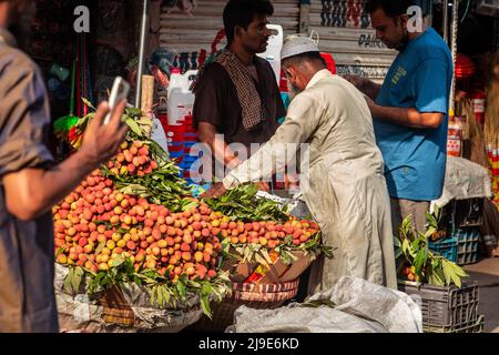 Dhaka, Bangladesch. 22.. Mai 2022. Lichi ist eine Frucht, die in Bangladesch sehr beliebt ist. Die Verkäufer verkaufen auf der Straße Lizhi. Quelle: Pacific Press Media Production Corp./Alamy Live News Stockfoto