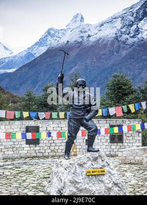 Bronzestatue von Tenzing Norgay Sherpa vor Ama Dablam (6856m) im Sagarmatha National Park Center, Namche Bazaar. Stockfoto