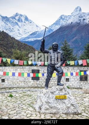 Bronzestatue von Tenzing Norgay Sherpa vor Lhotse (8516m) und Ama Dablam (6856m) im Sagarmatha NP Visitors Center, Namche. Stockfoto