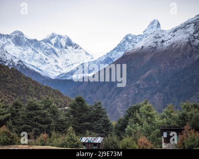 Everest (8849m),(L), Lhotse (8516m) und Ama Dablam (6856m) vom Sagarmatha National Park Center, Namche Bazaar. Stockfoto