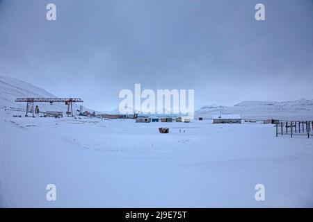 Verlassene Gebäude in der ehemaligen sowjetischen Kohlensiedlung Pyramiden in Spitzbergen. Pyramiden wurde 1998 geschlossen und lag weitgehend verlassen. Die Bergarbeiter stammten hauptsächlich aus der Region Donbas in der Ostukraine. Stockfoto