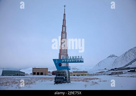 Zeichen der ehemaligen sowjetischen Kohlensiedlung Pyramiden, Svalbard in Norwegen. Pyramiden wurde 1998 geschlossen und lag weitgehend verlassen. Die Bergarbeiter stammten hauptsächlich aus der Region Donbas in der Ostukraine. Stockfoto