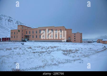 Das Hotel in der ehemaligen sowjetischen Kohlensiedlung Pyramiden in Spitzbergen. Pyramiden wurde 1998 geschlossen und lag weitgehend verlassen. Die Bergarbeiter stammten hauptsächlich aus der Region Donbas in der Ostukraine. Stockfoto