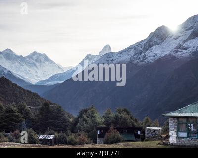 Everest (8849m) (l), Lhotse (8516m) und Ama Dablam (6856m) vom Sagarmatha National Park Center, Namche Bazaar. Stockfoto