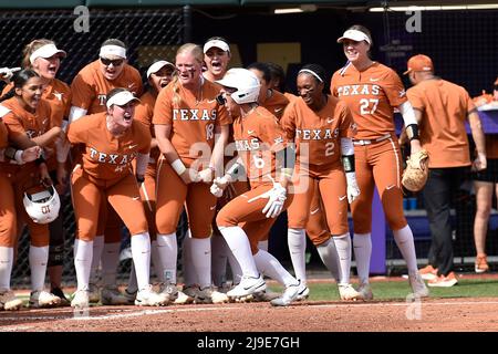 22. Mai 2022: Die texanische Outfielderin Bella Dayton erreicht ihre Heimat inmitten ihres Teams, nachdem ihr innerer Heimlauf von 5. den Longhorns während des regionalen NCAA-Softballspiels zwischen den Texas Longhorns und den Washington Huskies im Husky Softball Stadium in Seattle, WA, eine Führung von 1-0 bescherte. Washington besiegte Texas 2 - 1. Steve Faber/CSM Stockfoto