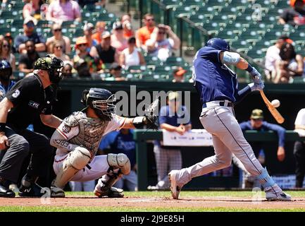 BALTIMORE, MD - 22. MAI: Kevin Kiermaier (39), der Mittelfeldspieler der Tampa Bay Rays, stellt während eines MLB-Spiels zwischen den Baltimore Orioles und den Tampa Bay Rays am 22. Mai 2022 im Orioles Park in Camden Yards in Baltimore, Maryland, eine Verbindung her. (Foto von Tony Quinn/SipaUSA) Stockfoto