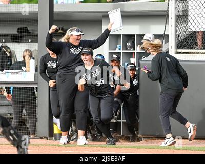 22. Mai 2022: UCF-Cheftrainer Cindy Ball-Malone feiert nach dem Gewinn des NCAA Orlando Regional Softballs nach dem Sieg über Michigan 9-4, geht UCF in die Super Regionals im UCF Softball Complex in Orlando, FL Romeo T Guzman/SDSU Stockfoto