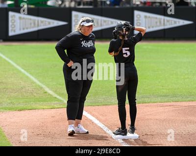 22. Mai 2022: UCF-Cheftrainer Cindy Ball-Malone spricht mit UCF-Außenfeldspieler Denali Schappacher (5) während der NCAA Orlando Regional Softball-Spielaktion zwischen UCF und Michigan. UCF rückt nach dem Sieg über Michigan 9-4 im UCF Softball Complex in Orlando, FL Romeo T Guzman/SDSU, in die Super Regionals vor Stockfoto