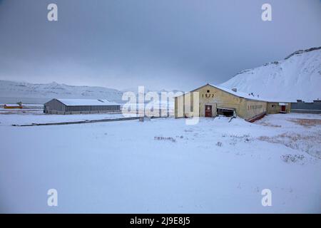 Verlassene Gebäude in der ehemaligen sowjetischen Kohlensiedlung Pyramiden in Spitzbergen. Pyramiden wurde 1998 geschlossen und lag weitgehend verlassen. Die Bergarbeiter stammten hauptsächlich aus der Region Donbas in der Ostukraine. (Foto von Joe M O'Brien / SOPA Images/Sipa USA) Stockfoto