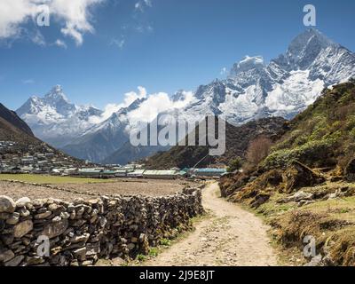 AMA Dablam (l)(6856m), Kangtega (6783m) (m) und Thamserku (6608m) von Khumjung, Khumbu aus gesehen Stockfoto