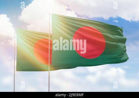 Sonniger blauer Himmel und Flaggen von bangladesch und bangladesch Stockfoto