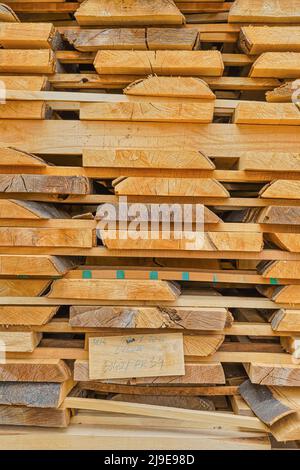Gestapeltes Holz im Sägewerk aus nächster Nähe Stockfoto