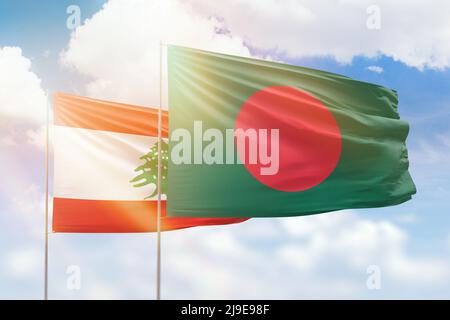 Sonniger blauer Himmel und Flaggen von bangladesch und dem libanon Stockfoto