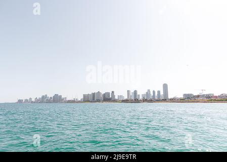 Blick auf die Skyline von Tel Aviv vom Jaffa Hafen. Hochwertige Fotos Stockfoto