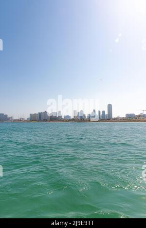 Blick auf die Skyline von Tel Aviv vom Jaffa Hafen. Hochwertige Fotos Stockfoto