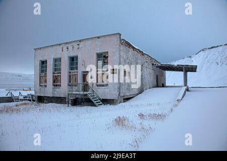 15. Oktober 2015, Svalbard, Norwegen: Verlassene Gebäude in der ehemaligen sowjetischen Kohlensiedlung Pyramiden in Svalbard. Pyramiden wurde 1998 geschlossen und lag weitgehend verlassen. Die Bergarbeiter stammten hauptsächlich aus der Region Donbas in der Ostukraine. (Bild: © Joe M O'Brien/SOPA Images via ZUMA Press Wire) Stockfoto