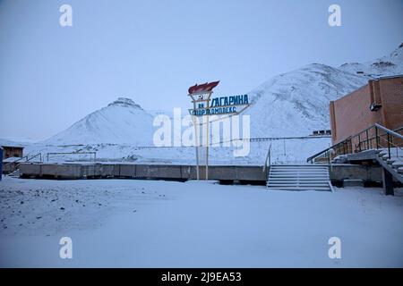 15. Oktober 2015, Svalbard, Norwegen: Der 'Gargarin Sports Complex' in der ehemaligen sowjetischen Kohlensiedlung Pyramiden in Svalbard. Pyramiden wurde 1998 geschlossen und lag weitgehend verlassen. Die Bergarbeiter stammten hauptsächlich aus der Region Donbas in der Ostukraine. (Bild: © Joe M O'Brien/SOPA Images via ZUMA Press Wire) Stockfoto