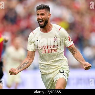 (220523) -- REGGIO EMILIA, 23. Mai 2022 (Xinhua) -- Olivier Giroud von AC Milan feiert sein Tor während eines Fußballspiels der Serie A zwischen Sassuolo und AC Milan am 22. Mai 2022 in Reggio Emilia, Italien. AC Milan sicherte sich den Ligapitel, nachdem er Sassuolo mit 3:0 besiegt hatte. (Str/Xinhua) Stockfoto