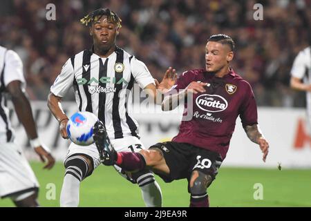 Destiny Udogie ( Udinese Calcio) und Pasquale Mazzocchi (US Salernitana 1919) Sie konkurrieren um den Ball während der Serie A 2021/22 Spiel zwischen US Salernitana 1919 und Udinese Calcio Arechi Stadion Stockfoto