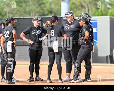 22. Mai 2022: UCF-Cheftrainer Cindy Ball-Malone besucht den Hügel während der NCAA Orlando Regional Softball-Spielaktion zwischen UCF und Michigan. UCF rückt nach dem Sieg über Michigan 9-4 im UCF Softball Complex in Orlando, FL Romeo T Guzman/SDSU, in die Super Regionals vor Stockfoto