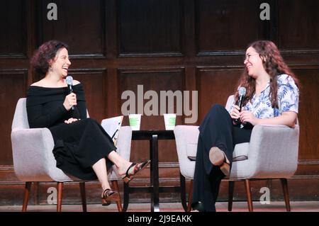 Ilana Glazer und Alison Leiby besuchen „Oh God: Alison Lieby und Ilana Glazer im Gespräch“ im 92. Street Y in New York City. Stockfoto
