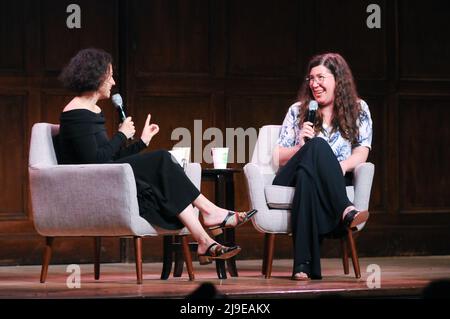 Ilana Glazer und Alison Leiby besuchen „Oh God: Alison Lieby und Ilana Glazer im Gespräch“ im 92. Street Y in New York City. Stockfoto