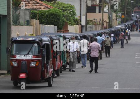 Colombo, Sri Lanka. 22.. Mai 2022. Aufgrund der Kraftstoffknappheit in Colombo warten die Fahrer an einer Tankstelle auf den Kauf von Benzin. (Bild: © Saman Abesiriwardana/Pacific Press via ZUMA Press Wire) Stockfoto