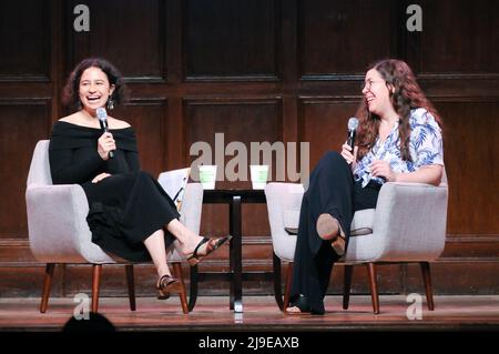 Ilana Glazer und Alison Leiby besuchen „Oh God: Alison Lieby und Ilana Glazer im Gespräch“ im 92. Street Y in New York City. (Foto von Efren Landaos / SOPA Images/Sipa USA) Stockfoto