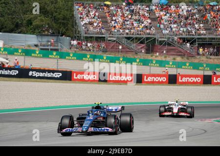 21.05.2022, Circuit de Catalunya, Barcelona, F1 Pirelli Grand Prix von Spanien 2022 , im Bild Esteban Ocon (FRA), Alpine F1 Team, Mick Schumacher (DEU), Haas F1 Team Stockfoto