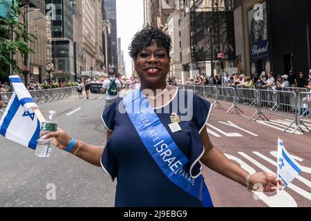 New York, NY - 22. Mai 2022: Darcel Clark, Bezirksanwalt von Bronx, marschiert zur Feier der Israel Parade auf der 5. Avenue in Manhattan erneut zu einem Thema zusammen Stockfoto