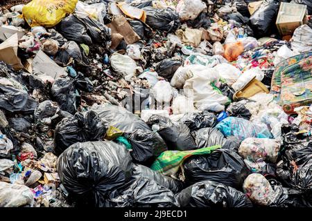 Der Müll in den abgekippten Gruben ist schmutzig und stinkt auf dem Land. Stockfoto