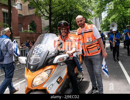 New York, NY - 22. Mai 2022: Mitglieder der United Hatzalah marschieren bei der Feier der Israel Parade zu einem Thema wieder zusammen auf der 5. Avenue in Manhattan Stockfoto