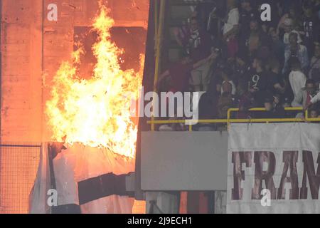 Salerno, Italien. 22.. Mai 2022. Feuer während des Spiels der Serie A 2021/22 zwischen der US Salernitana 1919 und dem Udinese Calcio Arechi Stadium (Bild: © Agostino Gemito/Pacific Press via ZUMA Press Wire) Stockfoto