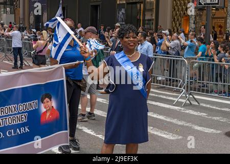 NEW YORK, NEW YORK - 22. MAI: Bronx-Staatsanwalt Darcel D. Clark marschiert während der Celebrate Israel Parade am 22. Mai 2022 in New York City die Fifth Avenue hinauf. Kredit: Ron Adar/Alamy Live Nachrichten Stockfoto