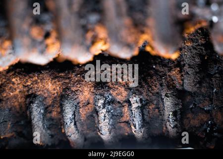 Teer und Ruß auf den Lamellen eines Festbrennstoffkessels nach der Heizperiode Nahaufnahme Stockfoto