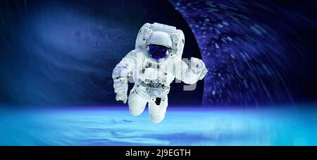 Astronaut im Weltraum Planet. Hohe Auflösung ideal für Tapeten und Druck. Elemente dieses Bildes, die von der NASA eingerichtet wurden Stockfoto