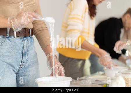 Epoxidharz verschiedene blaue Farbe in Tasse zum Gießen stabilisierendes Holz, abstrakte Kunst. Prozess der Herstellung von Zubehör aus Harz.Mischen bunt von Harz Stockfoto