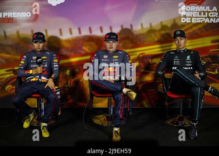 Von links nach rechts: PEREZ Sergio (mex), Red Bull Racing RB18, Portrait mit VERSTAPPEN Max (NED), Red Bull Racing RB18 und RUSSELL George (gbr), Mercedes AMG F1 Team W13 während der FIA Pressekonferenz nach dem Formel 1 Pirelli Grand Premio de Espana 2022, 6. Lauf der FIA Formel-1-Weltmeisterschaft 2022, auf dem Circuit de Barcelona-Catalunya, vom 20. Bis 22. Mai 2022 in Montmelo, Spanien - Foto: Xavi Bonilla / Dppi/DPPI/LiveMedia Stockfoto