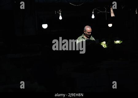 Amman, Jordanien - 06 2021. Oktober: Markt in der Innenstadt in der Hauptstadt Amman, Inhaber eines Obst- und Gemüseladen sitzt an seinem Stand Stockfoto