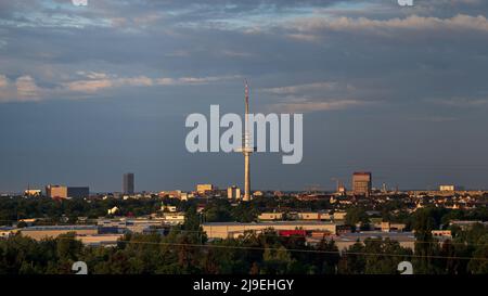 Bremen, Deutschland. 23.. Mai 2022. Am frühen Morgen scheint die Sonne auf dem Bremer Fernsehturm. Quelle: Sina Schuldt/dpa/Alamy Live News Stockfoto