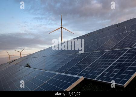 Bremen, Deutschland. 23.. Mai 2022. Windturbinen befinden sich hinter Photovoltaik-Paneelen auf der Blockdeponie. Quelle: Sina Schuldt/dpa/Alamy Live News Stockfoto