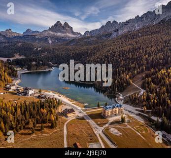 Misurina, Auronzo, Italien - Luftaufnahme des Misurina-Sees in den italienischen Dolomiten an einem Herbstmorgen mit drei Zinnen (drei Merlonen), Stockfoto