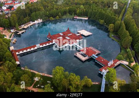 Heviz, Ungarn - Luftaufnahme des Heviz-Sees, des zweitgrößten Thermalsees der Welt und des Ferienkurortes in Zala County an einem Sommermorgen Stockfoto