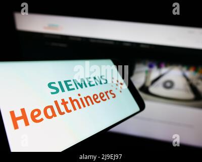 Mobiltelefon mit Logo der deutschen Siemens Healthineers AG auf dem Bildschirm vor der Business-Website. Konzentrieren Sie sich auf die Mitte links des Telefondisplays. Stockfoto