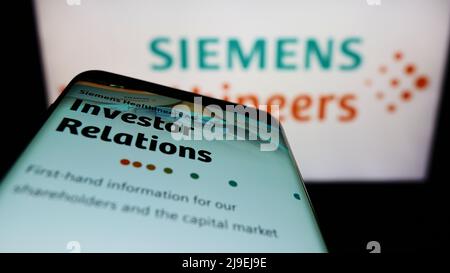 Smartphone mit Webseite des deutschen Unternehmens Siemens Healthineers AG auf dem Bildschirm vor dem Unternehmenslogo. Konzentrieren Sie sich auf die obere linke Seite des Telefondisplays. Stockfoto